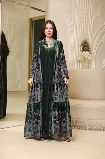 فستان بتصميم عصري بخامة مخمل حرير بتصميم طبقات بلون أخضر بطبعات ورد موف