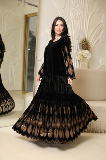 جلابيه مناسبات لاطلاله راقيه بخامة مخمل حرير بيور ستاندرد فرنسي مشغول تطريز دقيق بلون بيج بتصميم طبقات وقصه كلووش A-line