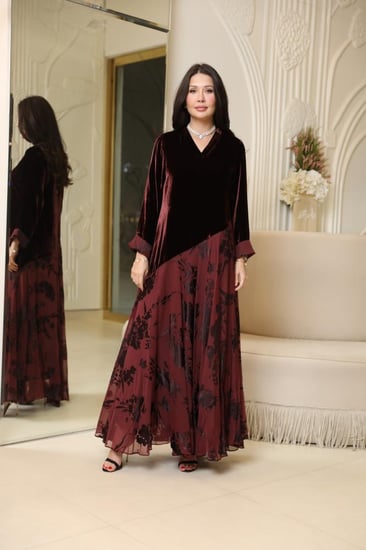 فستان بتصميم عصري بمكس خامات فاخره مخمل حرير بيور ستاندرد فرنسي وشيفون حرير مشجر بتصميم قصه A-line  بلون عنابي أصيل