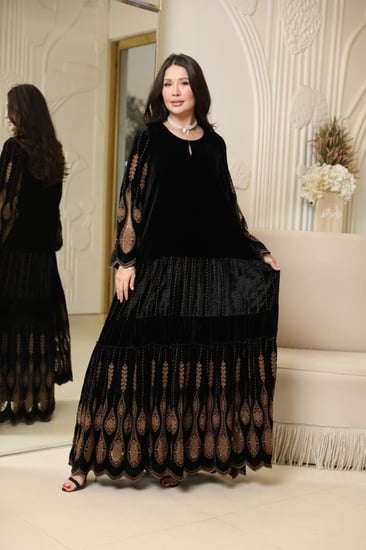 جلابيه مناسبات لاطلاله راقيه بخامة مخمل حرير بيور ستاندرد فرنسي مشغول تطريز دقيق بلون بيج بتصميم طبقات وقصه كلووش A-line