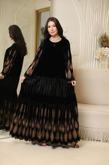 جلابيه مناسبات لاطلاله راقيه بخامة مخمل حرير بيور ستاندرد فرنسي مشغول تطريز دقيق بلون بيج بتصميم طبقات وقصه كلووش A-line