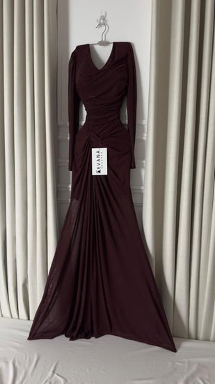 فستان كم طويل مطرز فصوص