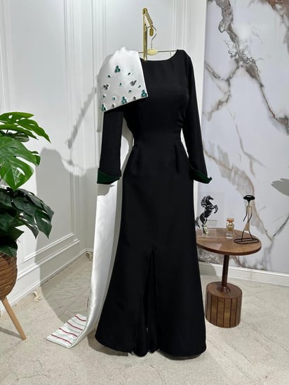 فستان اسود طويل مرصع فصوص كمام طويله