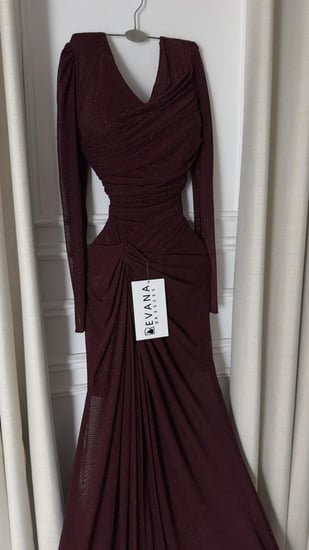 فستان كم طويل مطرز فصوص