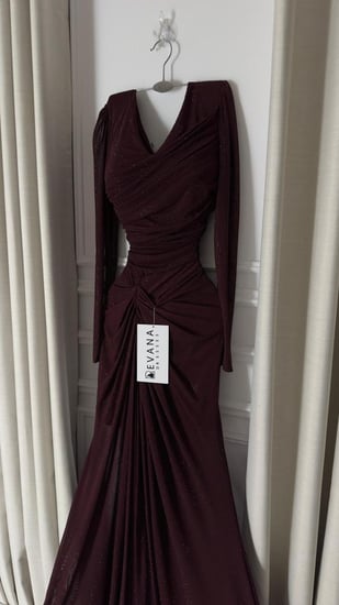 فستان كم طويل مطرز فصوص