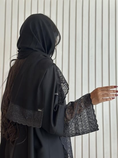 عباية كريب صالونا بشالين أمامية من قماش الركامة نص كلوش فخمة | سدفة