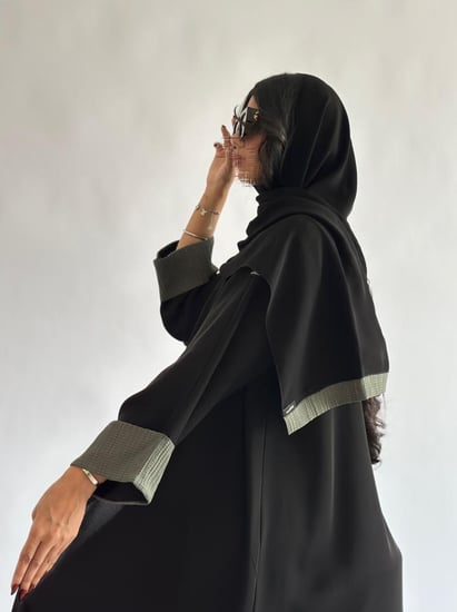 عباية كريب انترنت كوري ب اكمام كتان مقلم زيتي