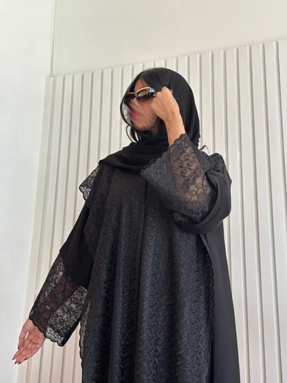 عباية كريب صالونا بشالين أمامية من قماش الركامة نص كلوش فخمة | سدفة
