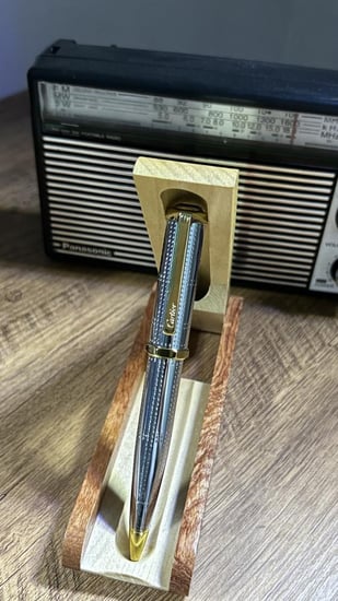 قلم كارتير سداسي ذهبي منقط