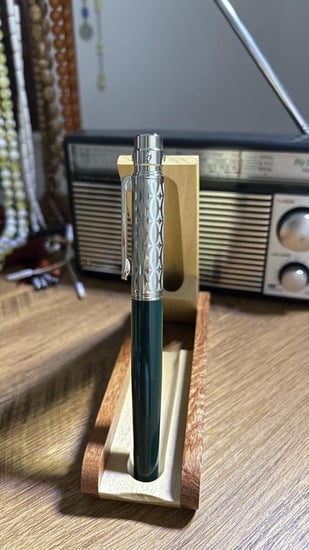 كارتير فضي منقوش وزيتي