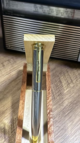 كارتير ذهبي وفضي مقلم