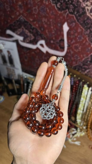 بكلايت معدن- عسلي مائل للبني