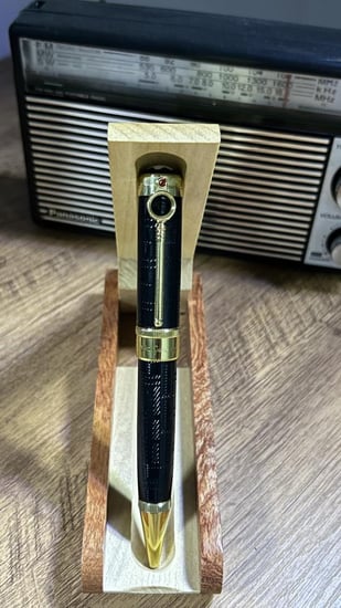 مونت بلانك اسود وذهبي