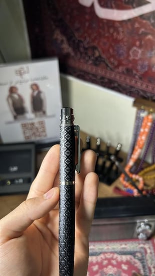 قلم كارتير اسود منقوش غطاء