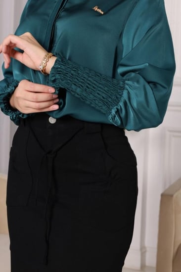 بلوزة ستن زيتي بخامة فاخرة