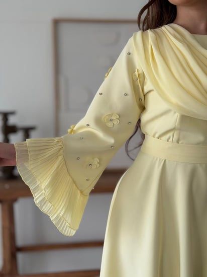 فستان ميدي أصفر بياقة منسدلة وأكمام مزينة