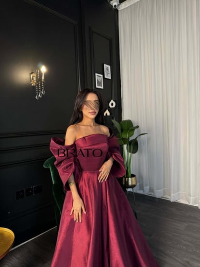 فستان سهرة تفته برغندي بقصة حديثة وانيقة