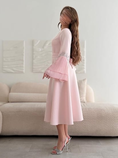 فستان ميدي وردي بياقة دائرية وأكمام بليسيه