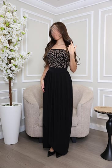فستان أسود طويل بصدر منقوش