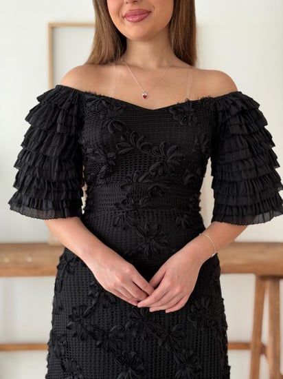 فستان أسود ميدي أوف شولدر بأكمام كشكش وزهور