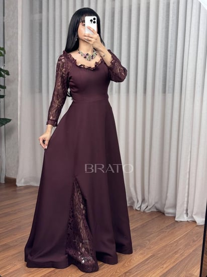 فستان برغندي بأكمام دانتيل وفتحة ساق جانبية