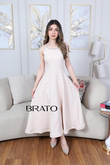 فستان بيج ناعم مع كرستال حول العنق