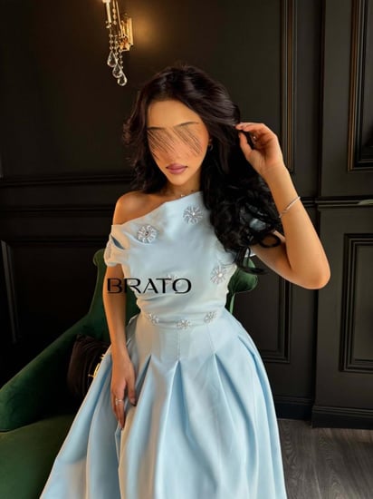 فستان أميرة الأوركيد الكريستالي يربط بين نعومة الزهور وفخامة التطريز