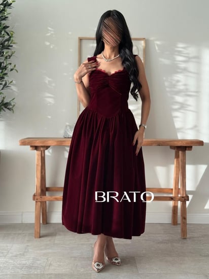 فستان المخملي بتصميم فرنسي كلاسيكي