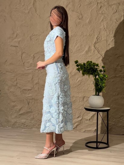 طقم ميدي أزرق سماوي بتطريز أزهار بارزة ولؤلؤ