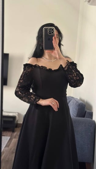 فستان أسود أوف شولدر بأكمام دانتيل