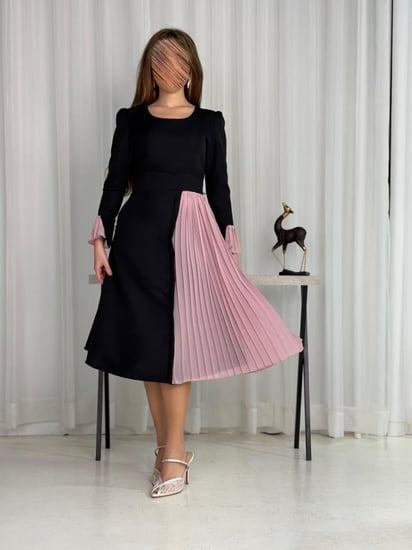 فستان ميدي أسود ووردي بكسرات جانبية