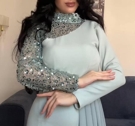 فستان سماوي ساتان بكتف واحد مطرز