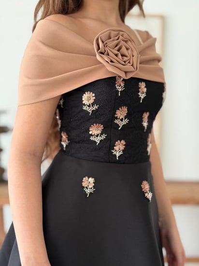 فستان ميدي أسود بياقة أوف شولدر