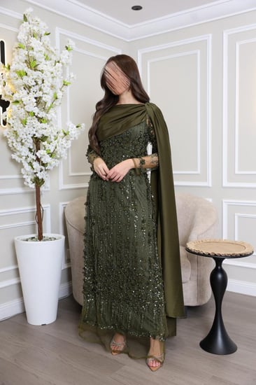 فستان زيتي مرصع بالترتر مع وشاح كتف ساتان