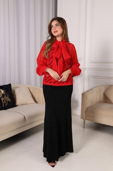 بلوزة احمر بربطة