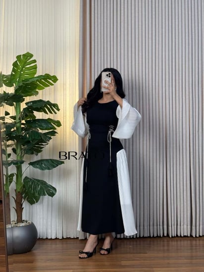 فستان اسود مع سكري بتكسيرا من الجنب