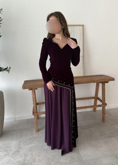 فستان مخمل أرجواني طويل مرصع باللؤلؤ