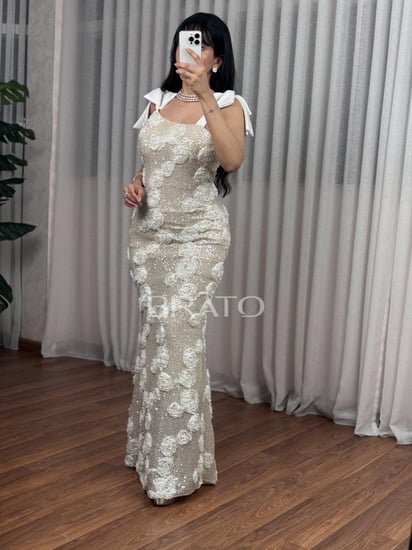 فستان ميرميد ذهبي مرصع بزهور بيضاء بارزة