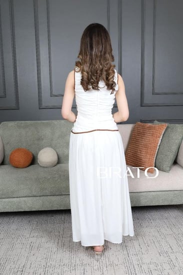 فستان سكري بخطوط ناعم مع تكسيرا في الصدر