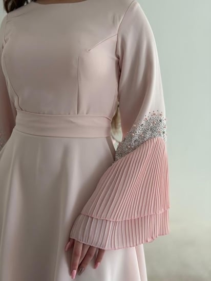 فستان ميدي وردي بياقة دائرية وأكمام بليسيه