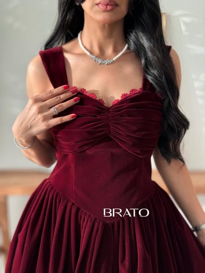 فستان المخملي بتصميم فرنسي كلاسيكي