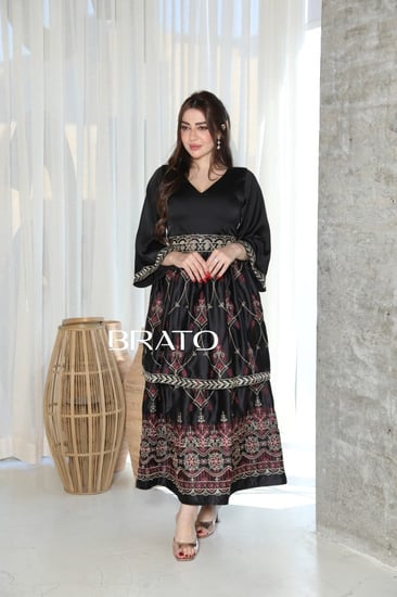 فستان طبقات بتطريز حديث