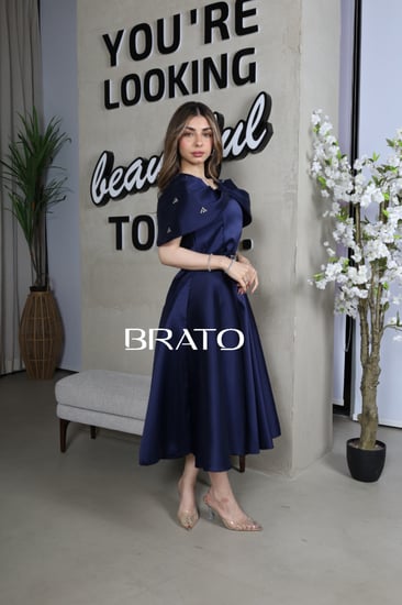 فستان كحلي بقصة انيقة وتطريز من الاكمام