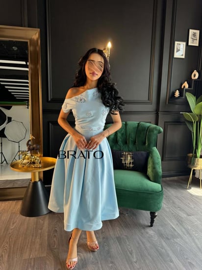 فستان أميرة الأوركيد الكريستالي يربط بين نعومة الزهور وفخامة التطريز