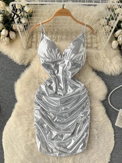 فستان سينغريني صيفي للحفلات اللامع ذو الرقبة على شكل V بدون أكمام بقصة ضيقة بدون ظهر قصير فستان صيفي قصير مكشكش للشاطئ