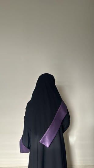 عباية سوداء كم بنفسجي