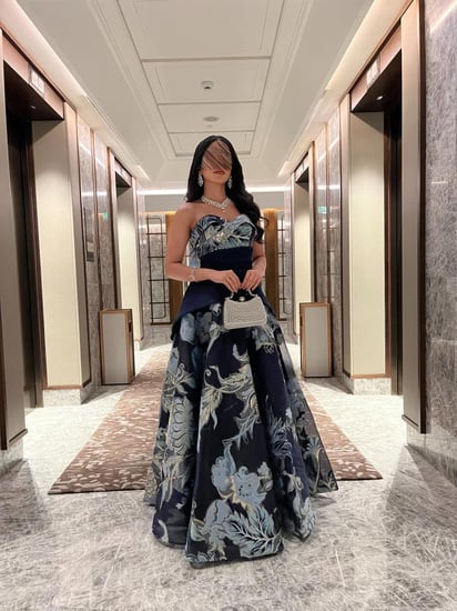 فستان توب كحلي طويل مزين بنقوش أنيقة