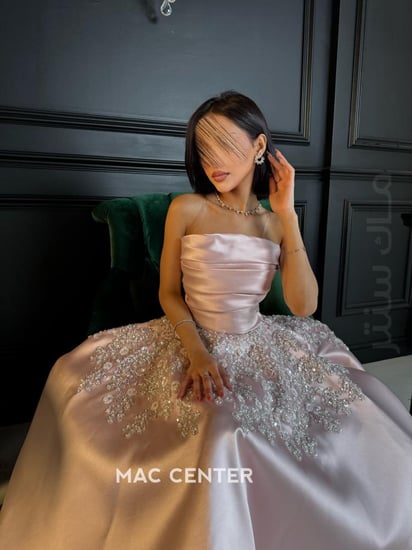 فستان توب  ميدي  بكسرات في الصدر وتطريز انيق