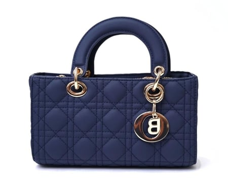 حقيبة كلاسيكية من الجلد الأنيق