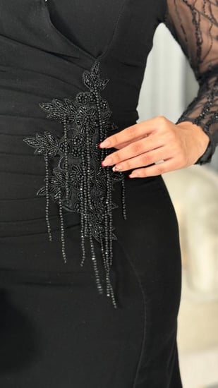 فستان اسود بقصة ماسكه بأكمام شفافه مطرزه